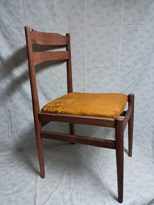 Продам стулья разные .