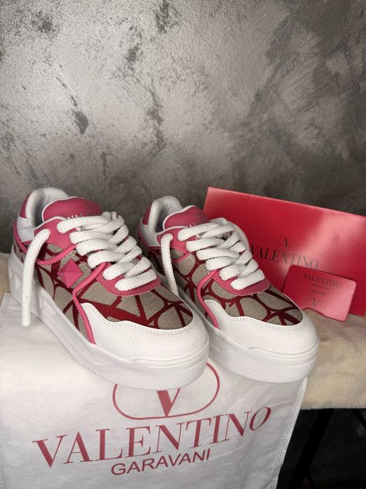 Adidasi Valentino