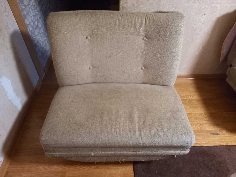 Диван и два кресла.