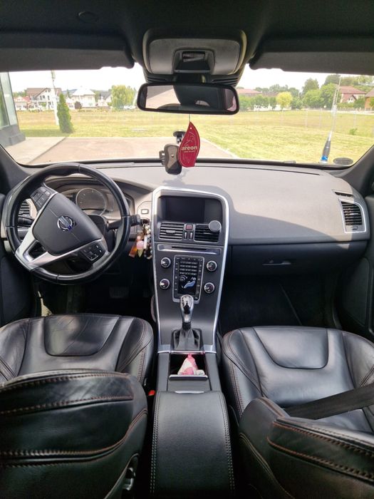 Vand Volvo XC60 Facelift D5 2.4 Bi Turbo 225cp tracțiune integrala.
