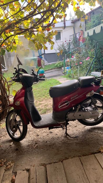 Vând motoscuterul
