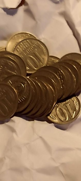 Монеты деньги жёлтые белые