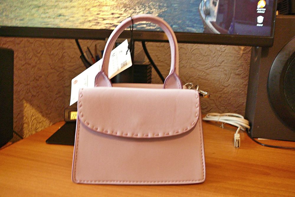 Нова дамска чантичка. Естествена кожа.