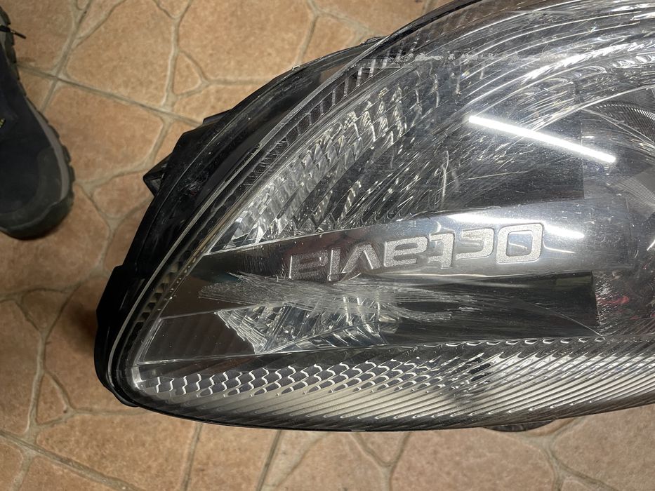 Vând far stânga Skoda Octavia