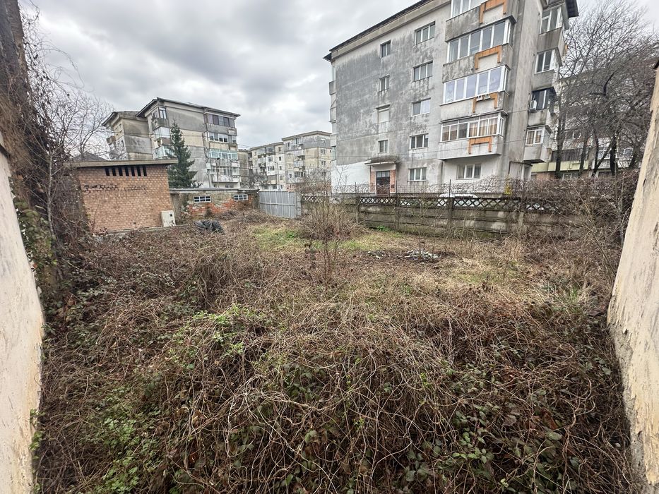 Teren intravilan + Constructie in Onesti str. Garii  250 mp
