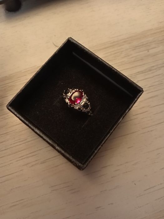 Красивое кольцо с футляром