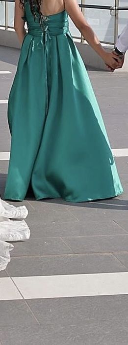 Зелена рокля с едно рамо