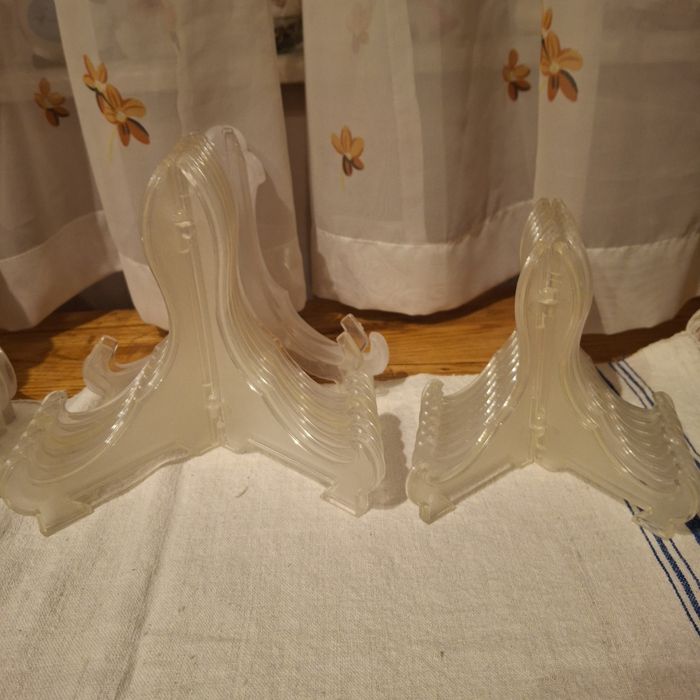 Стойки за чинии,малки картини,сувенири и др.