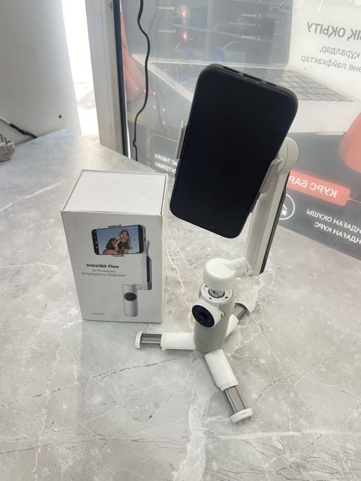 Insta360 Flow AI Powered Smartphone Stabilizer (Белый)