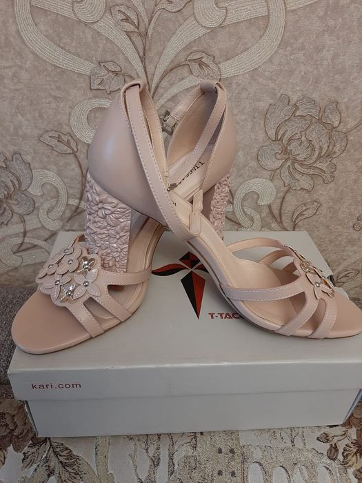 Продам Босоножки