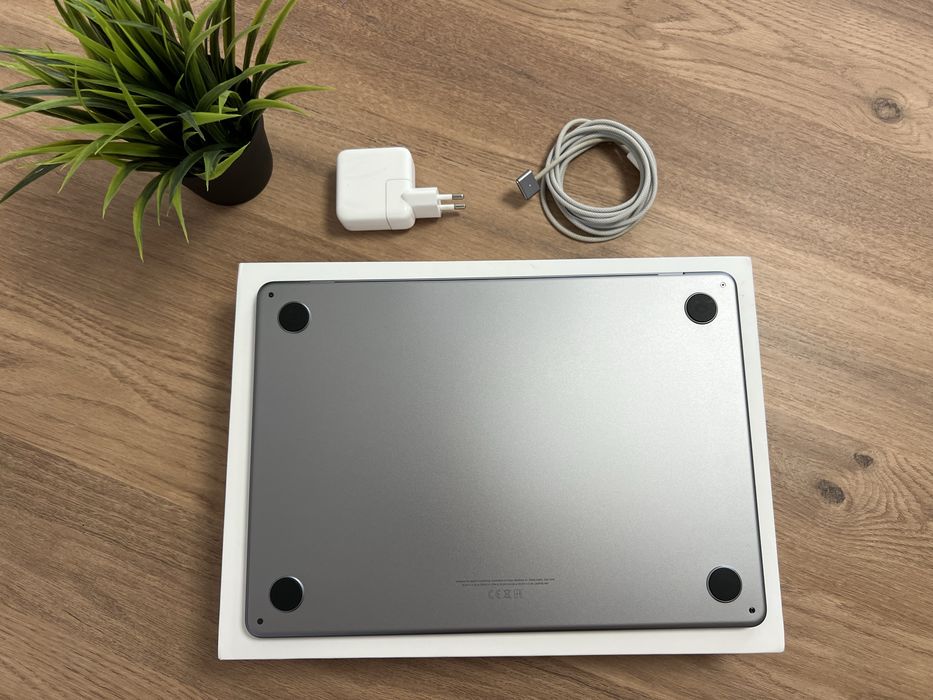 MacBook Air 13” 2022 M2 (A2681) + Microsoft 365