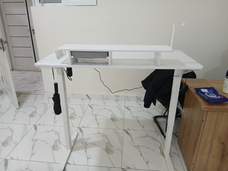 Регулируемый по высоте компьтерный стол King Smith