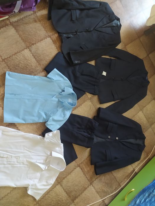 Продам школьные костюмы и рубашки