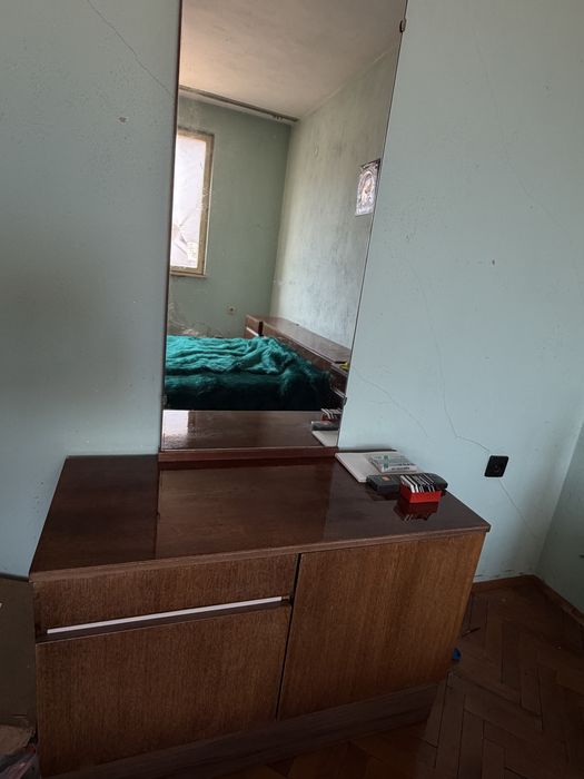 Спалня с два нощни шкафа, гардероб