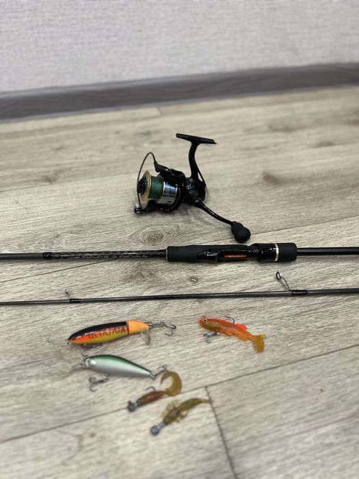 Спиннинг с катушкой и приманками