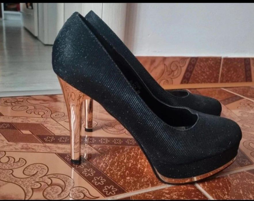 Pantofi cu toc negrii