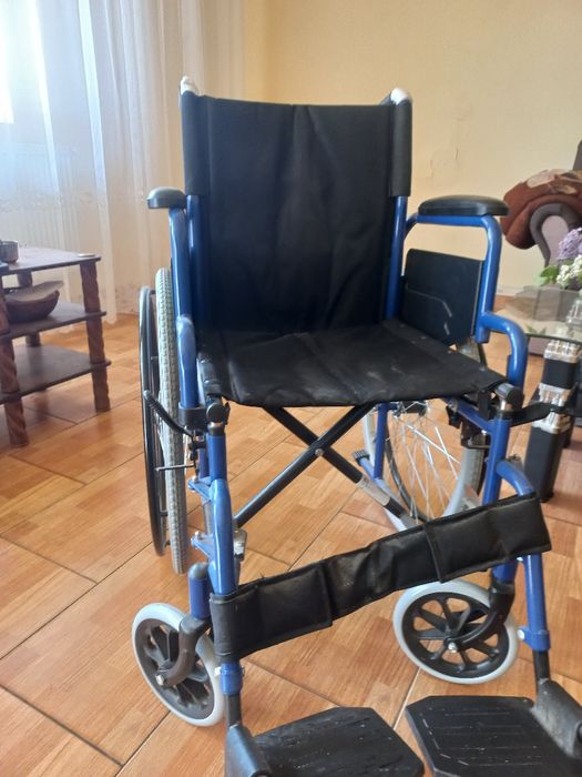 Cărucior pentru persoane cu handicap nefolosit