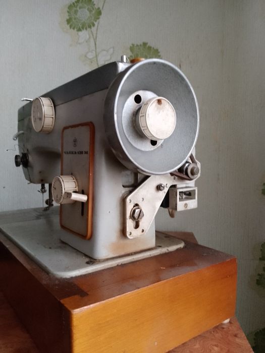 Продам советскую швейную машинку