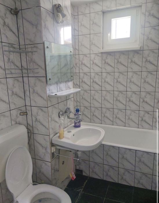 Inchiriez apartament, zona linistita