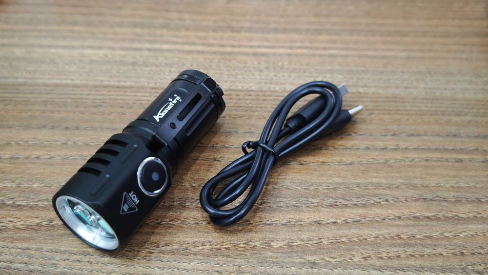 Компактен и силен фенер 6000К USB Type C