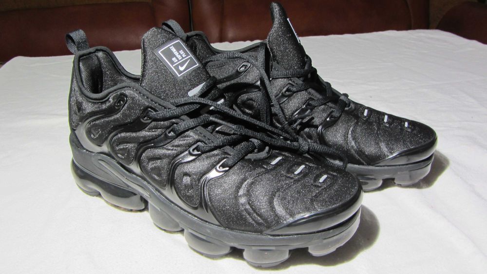 Adidasi Nike Air Vapormax Plus marimea  42 noi in cutie