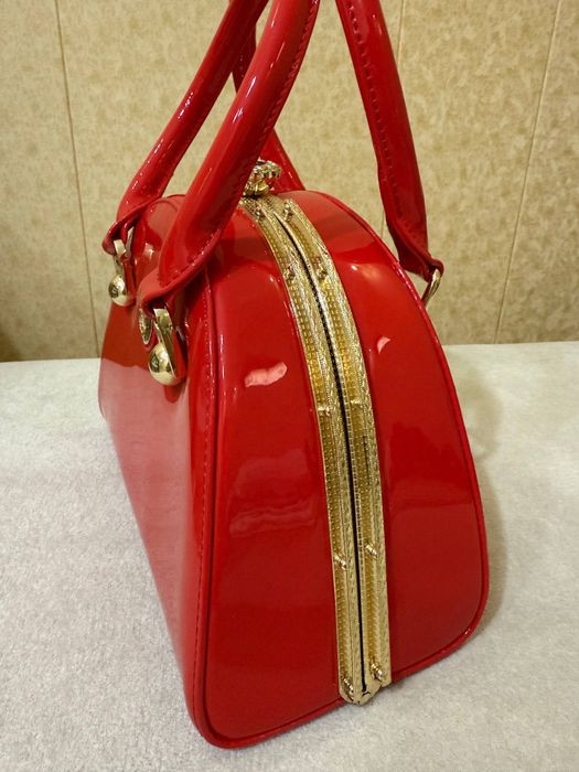 Женская лаковая сумка