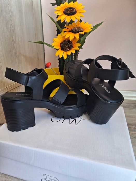 Черни дамски сандали с дебел ток