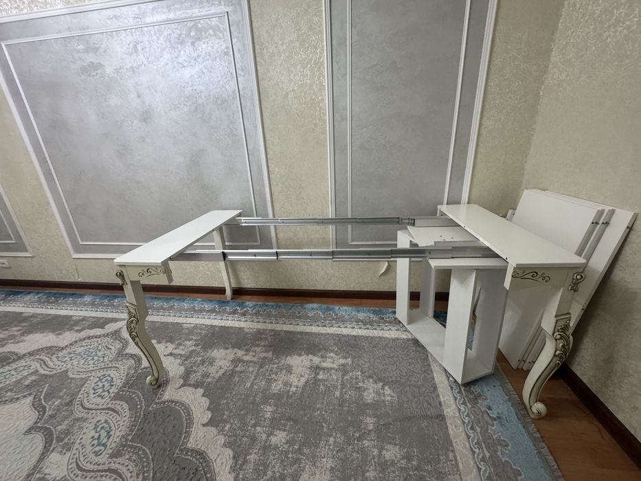 Стол для гостей белого цвета