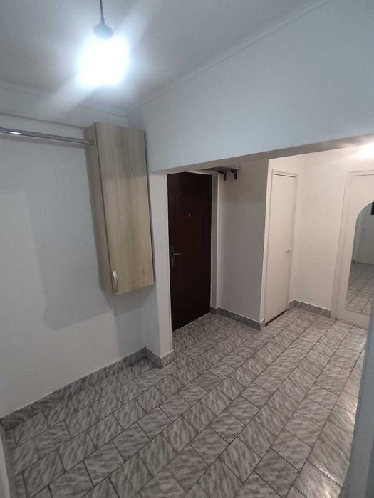 Închiriez apartament 3 camere Str. Stefan cel Mare