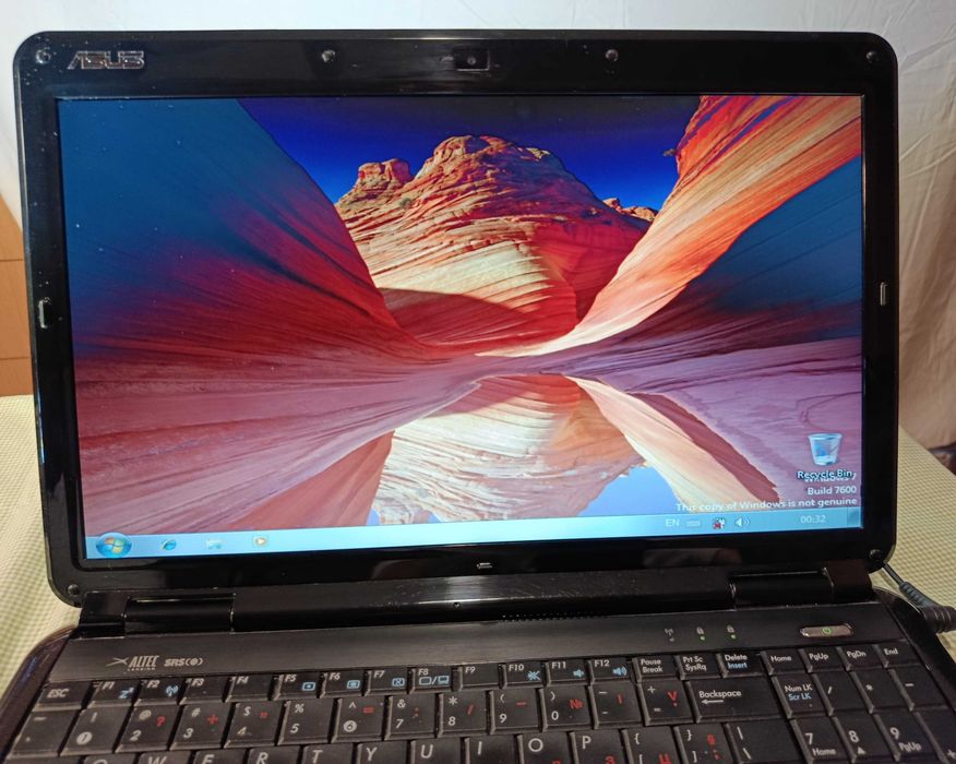 Лаптоп ASUS 15.6 // HD/LED