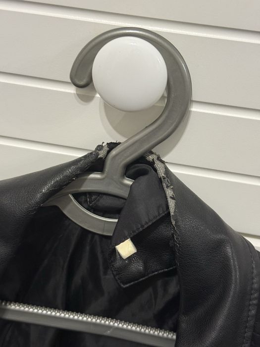 Отдам кожинку и женскую одежду размер S