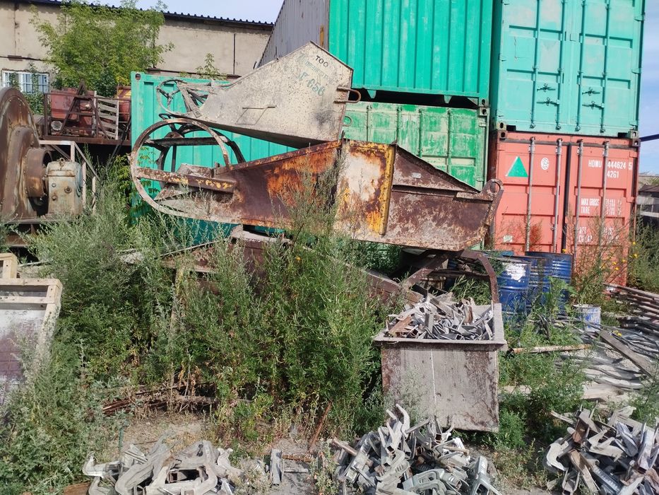 Компрессор,бадья для приёма бетона, подмостки, будки .