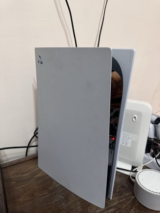 Продам PlayStation 5 с 2 джостиками и играми