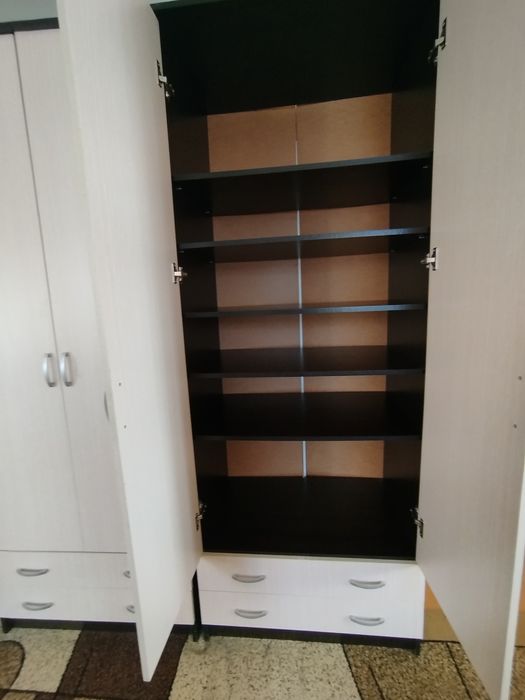 Продам 2 шкафа 2-х створчатые с ящиками