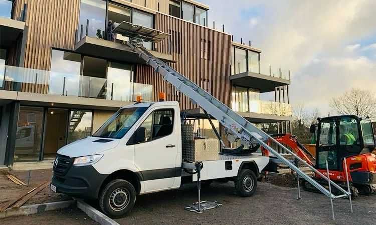 Închiriază lift exterior acum! Urcă orice material fără efort!