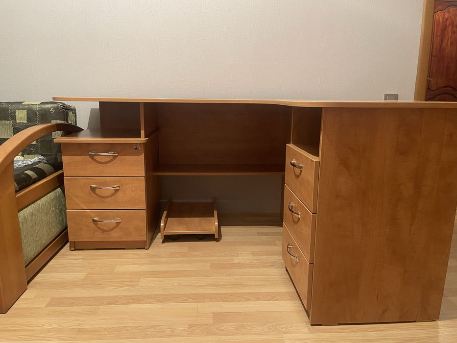 Угловой стол в отличном состоянии