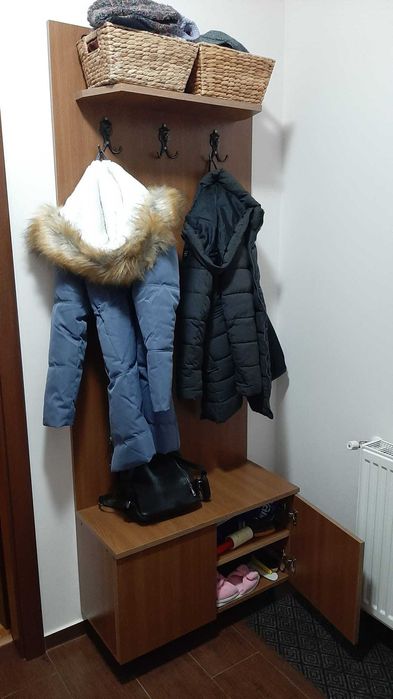 Cuier pentru hol plus trei scaune