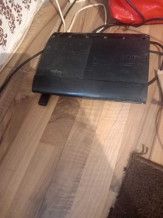 Vand ps3 cu 4 jocuri in stare buna de functionare