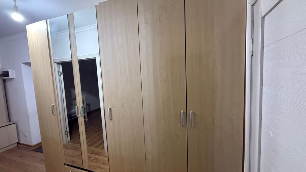 Стол, стулья, шифоньер, шторы,