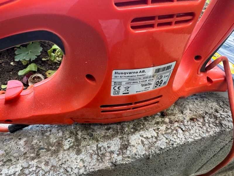 Motofierăstrăul electric tuns gardul viu