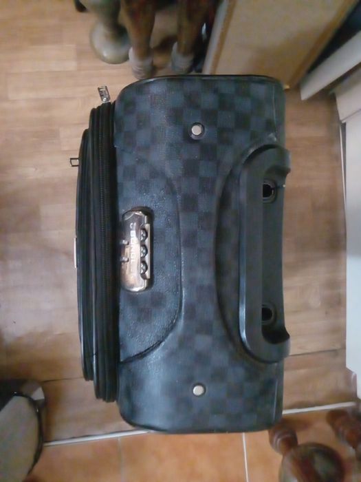 Чемодан недорого . Читайте внимательно