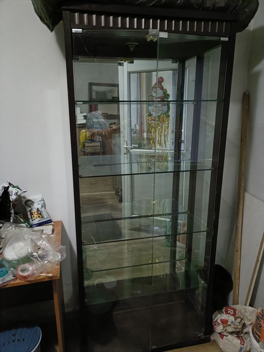 Продам красивый стеклянный шкаф
