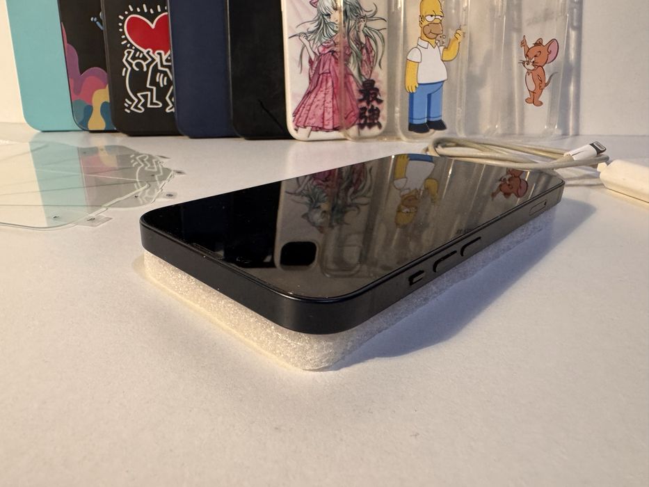 Iphone 13 256gb Midnight black (тъмносин) с 9 калъфа и 4 протектора