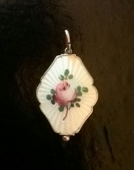 Vând sau schimb pandantiv din argint emailat marcat H STERLING NORWAY.