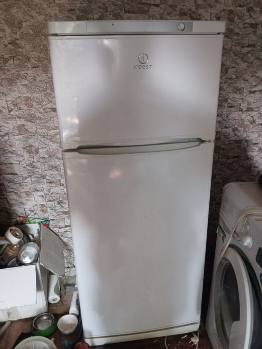 Продам холодильник indesit