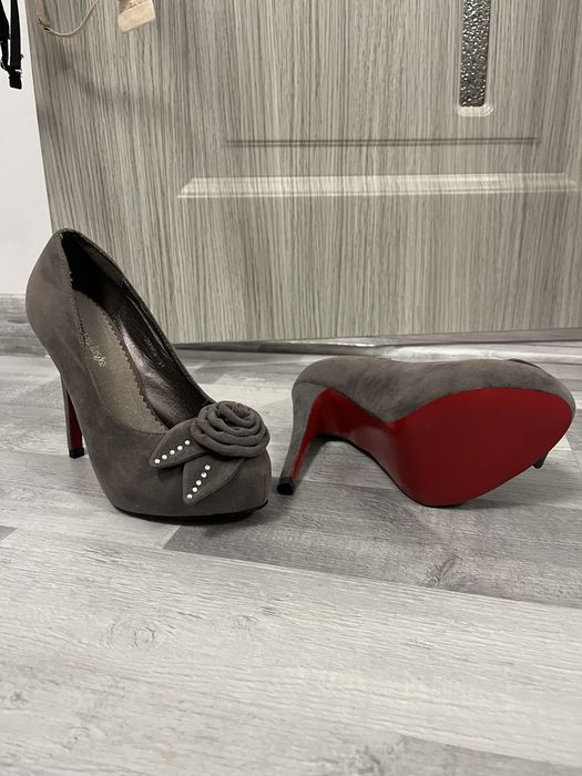 Tocuri cu talpa rosie