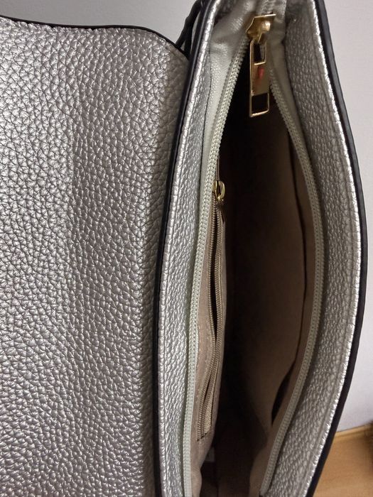 Сива ефектна чанта с пискюл
