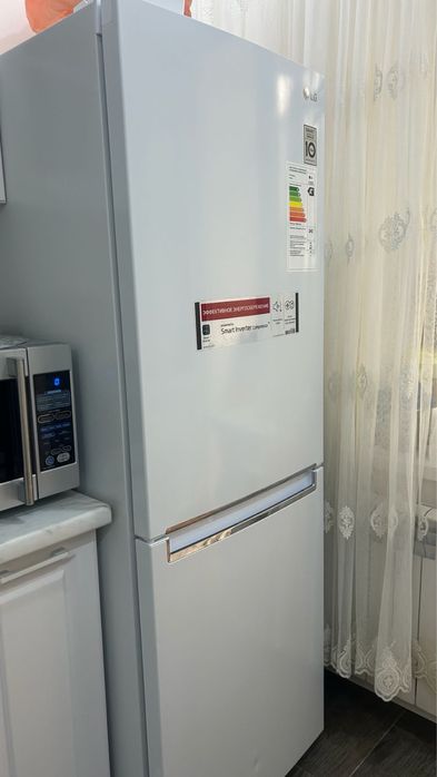 Холодильник LG белого цвета