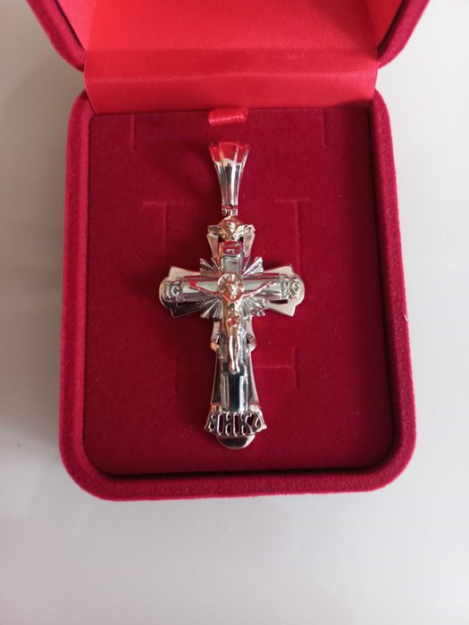 Золотой крест и кольцо