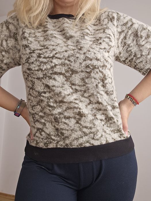 6 лева и подарък Блуза пуловер с къс ръкав и съдържание на вълна топ